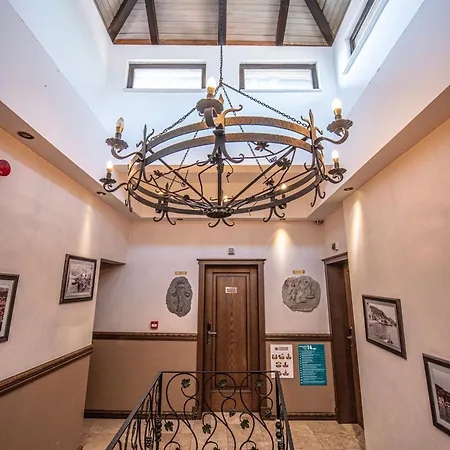 Special Class Adults Only 4* Assos