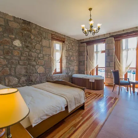 Special Class Adults Only 4* Assos